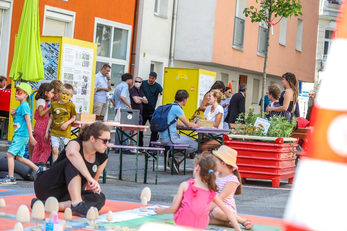 Straßenevent mit Kindern und Erwachsenen am Boden spielend. Copyright: Stadt Wien / C. Fürthner