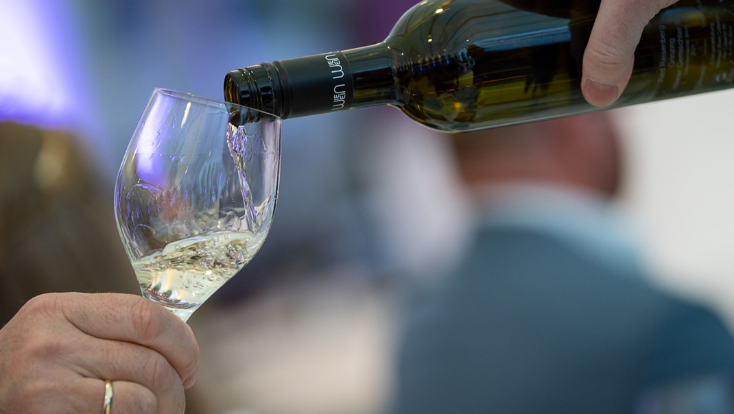 Foto: Ein Glas Weißwein wird eingeschenkt