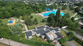 Das Schafbergbad und seine Solaranlagen von oben