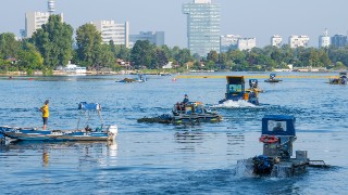 Mehrere Mhboote bei Einsatz auf der Alten Donau