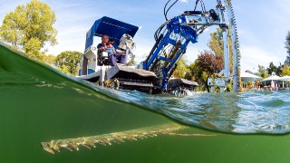 Mhboot im Einsatz vom Wasser aus fotografiert