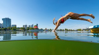 Frau springt von Badeplattform kopfber in alte Donau