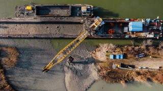 Arbeiten an Uferbuchten auf Wiener Donauinsel von oben betrachtet