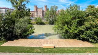 Sitzflche aus Holz am Ufer des Donaukanals