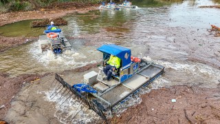 Mhboote entfernen Schwemmgut aus Aufhof-Rckhaltebecken