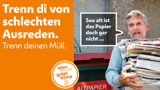 Mann hlt einen Stapel Altpapier in den Hnden