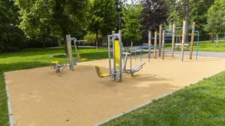 Fitnessgerte in einem Park