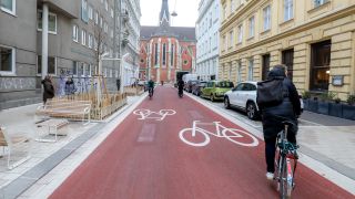 Radfahrer auf breiter roter Fahrradstrae