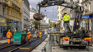 Mehrere Personen arbeiten auf einer Straenbaustelle