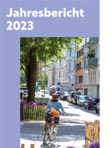 Cover des Folders "Jahresbericht 2023" mit einer Radfahrerin von hinten