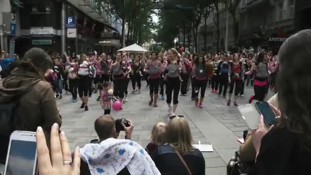 Kanga-Flashmob auf Mariahilfer Straße